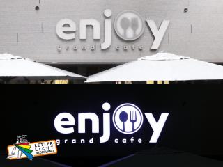 Lichtreclame letters dag en nacht uitstraling